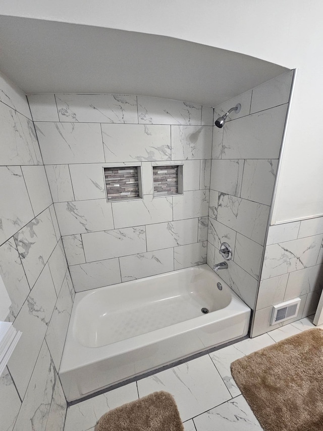 bathroom featuring tiled shower / bath