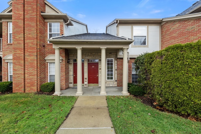 property entrance featuring a yard