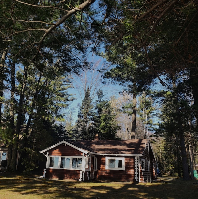 view of front of property featuring a front lawn