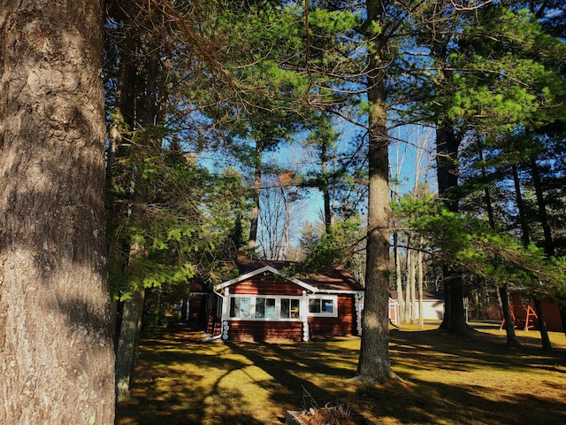 view of front of home featuring a front lawn