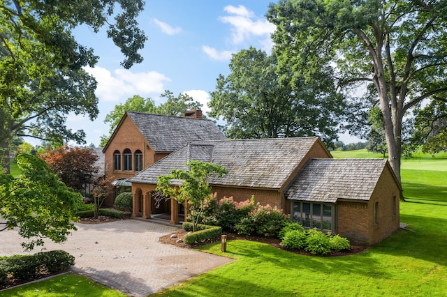 view of front of home with a front lawn