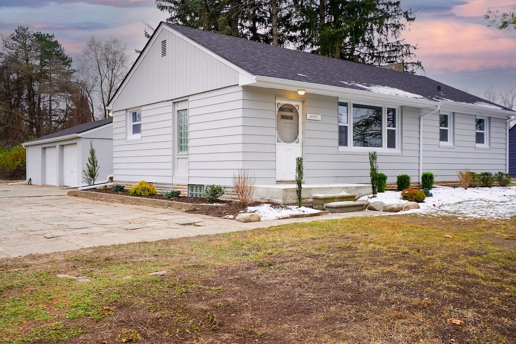 ranch-style home featuring a lawn