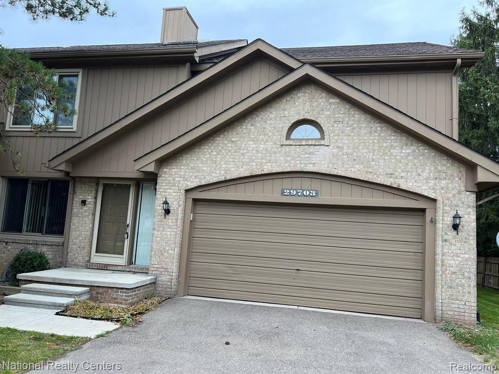 view of front of property featuring a garage