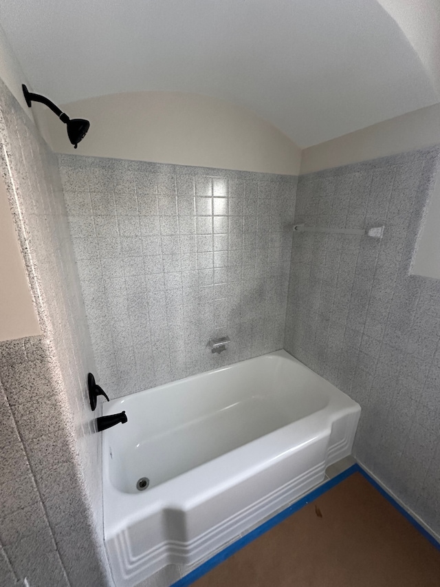 bathroom with tiled shower / bath