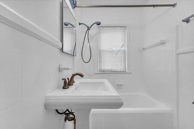 bathroom with tiled shower / bath combo