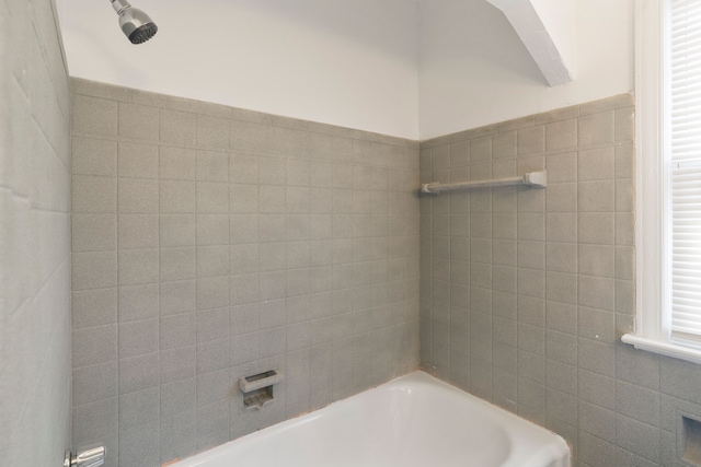 bathroom featuring tiled shower / bath