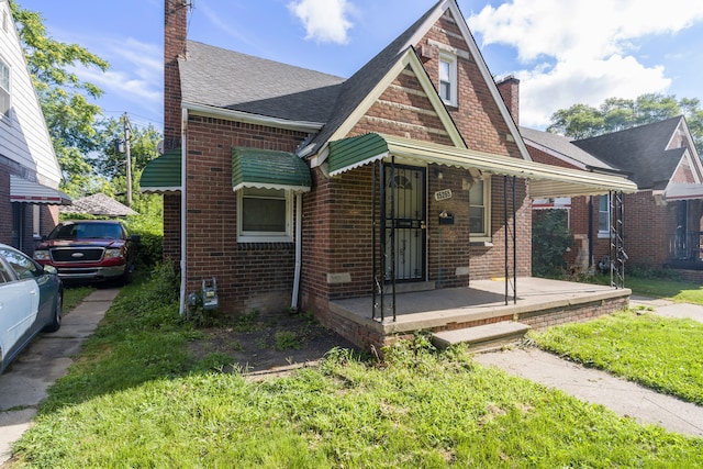 view of front of property featuring a porch and a front yard