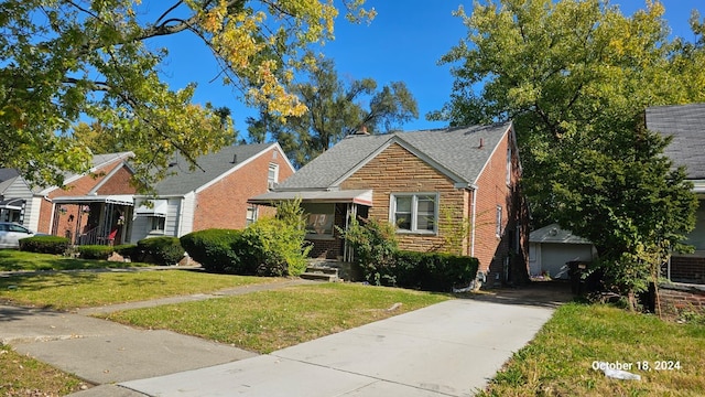 bungalow featuring a front yard