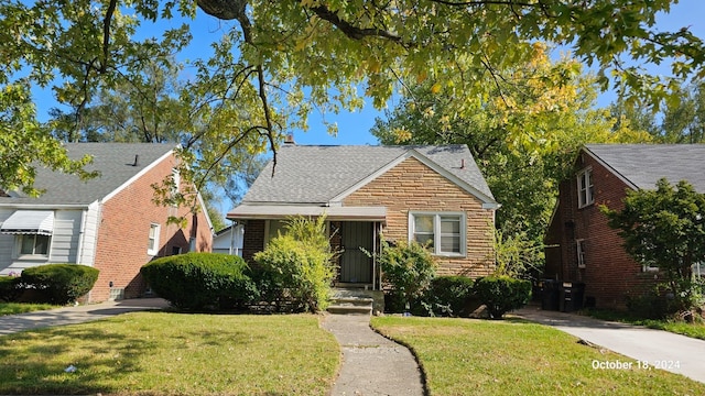 bungalow featuring a front lawn