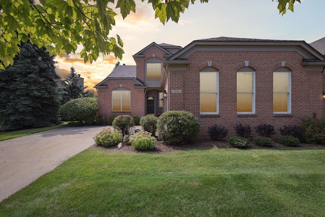 view of front of house featuring a lawn