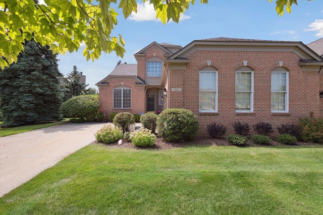 view of front of house featuring a front lawn