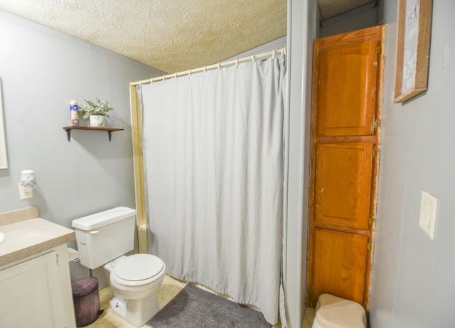 full bathroom featuring shower / bathtub combination with curtain, vanity, a textured ceiling, and toilet