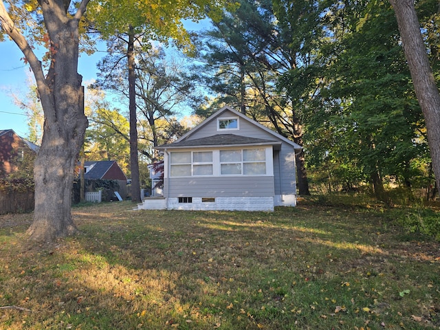 view of front of house with a front lawn