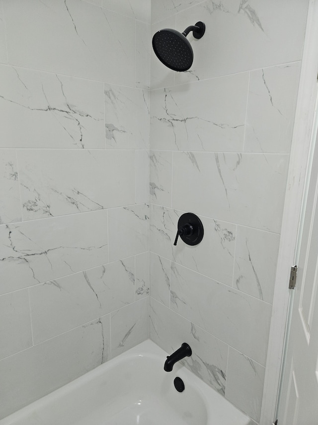 bathroom with tiled shower / bath combo