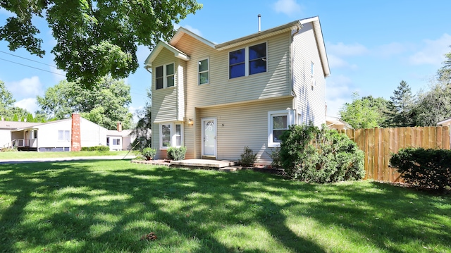 view of front of home featuring a front yard