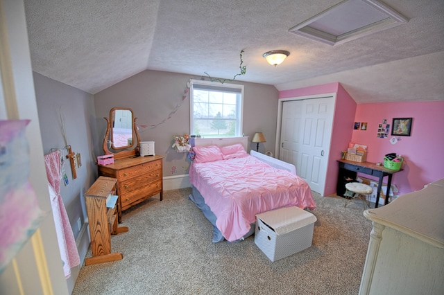 carpeted bedroom with vaulted ceiling, a textured ceiling, and a closet