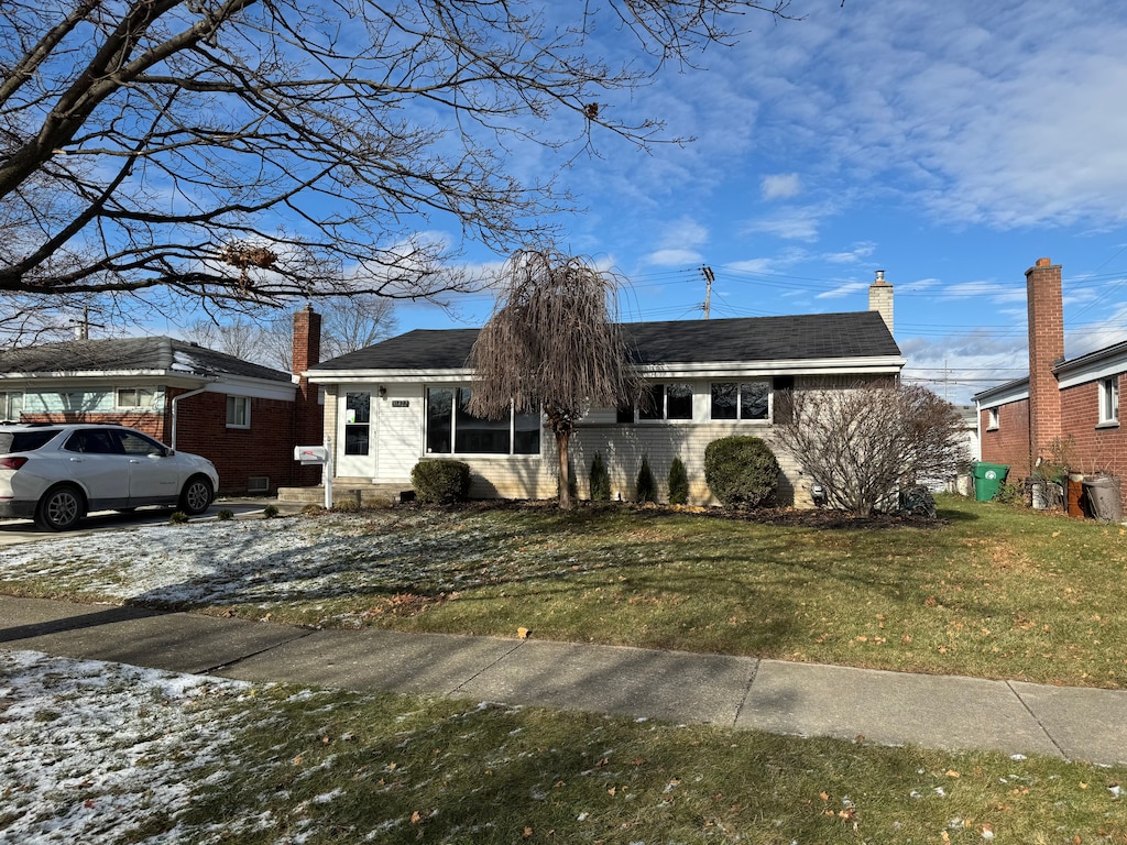 ranch-style house featuring a front lawn