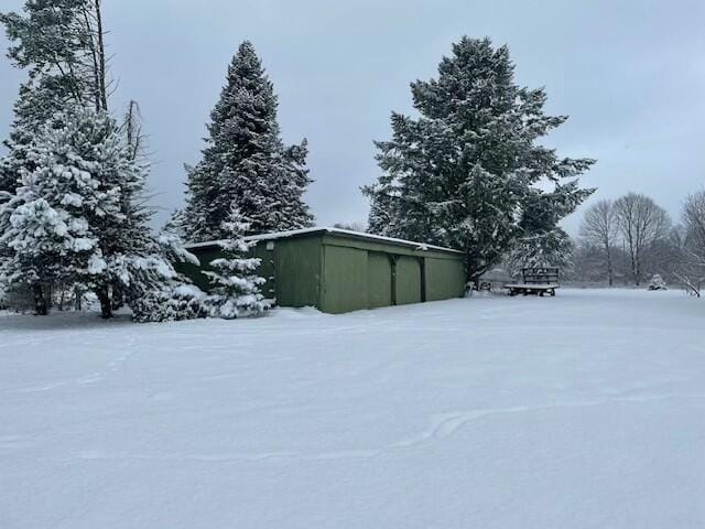 view of yard layered in snow