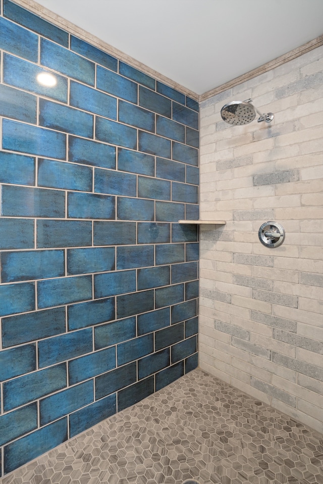 bathroom featuring tiled shower