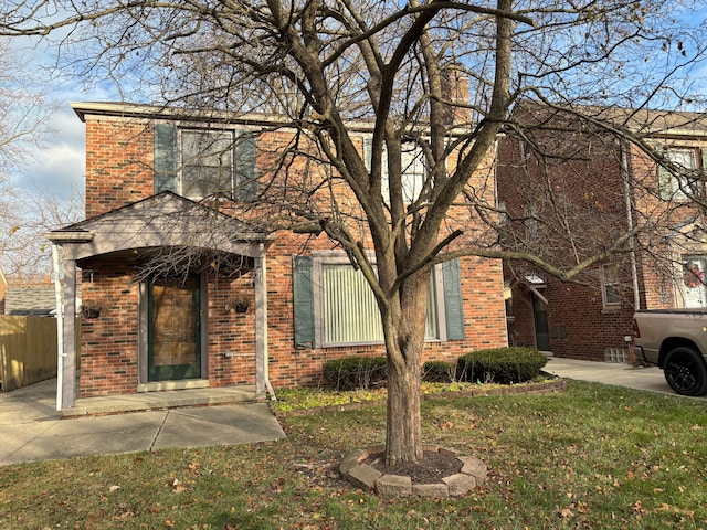 view of front of home featuring a front lawn