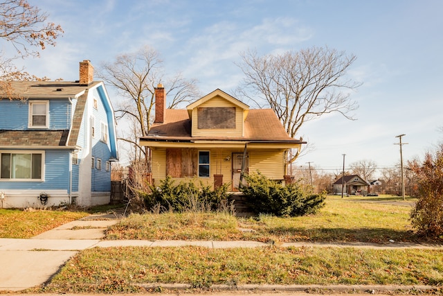 view of front facade with a front yard