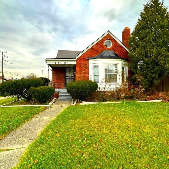 bungalow featuring a front yard