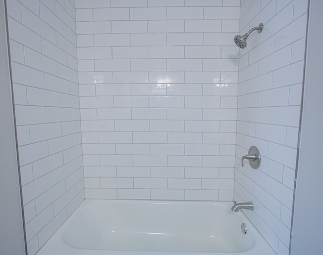 bathroom with tiled shower / bath combo