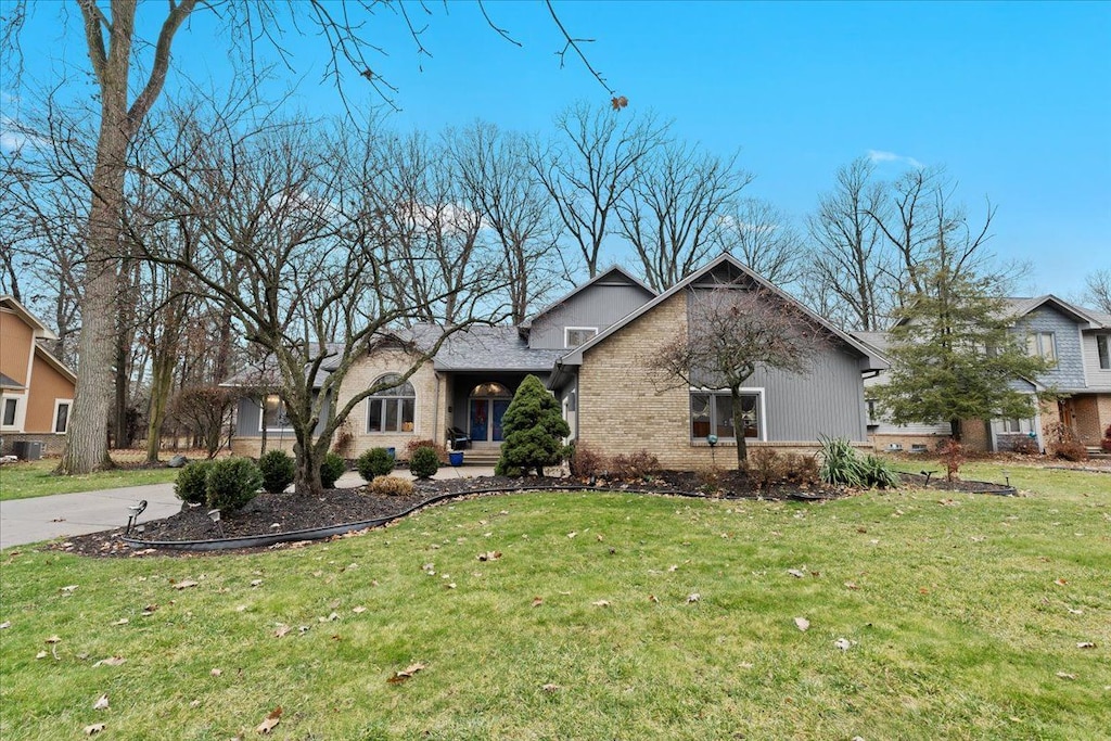 view of front of property with a front yard