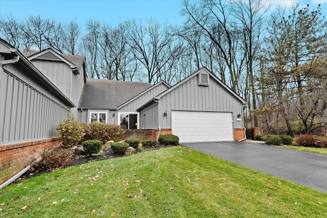 view of front of house featuring a garage and a front lawn