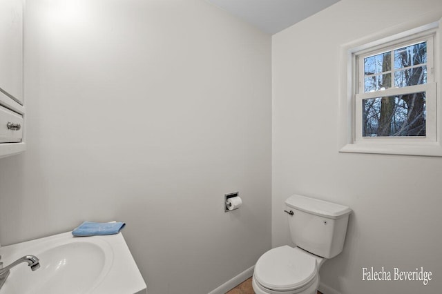 bathroom featuring toilet and sink