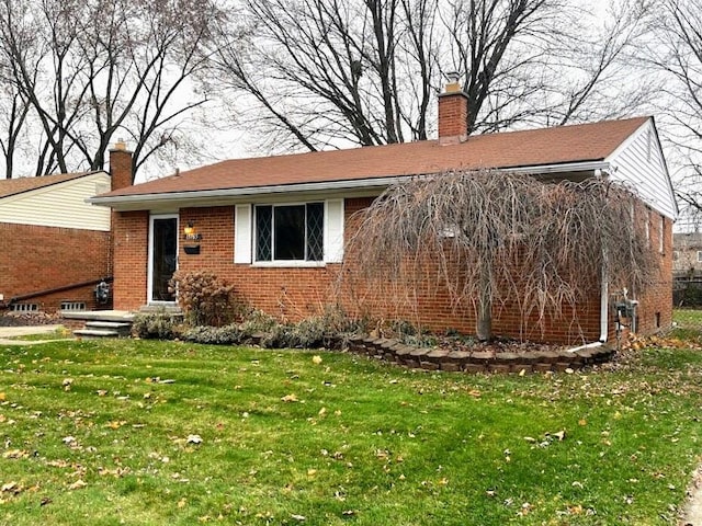 view of front of home with a front lawn