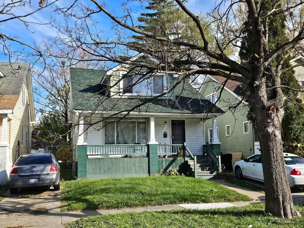 view of front of home featuring a porch and a front yard