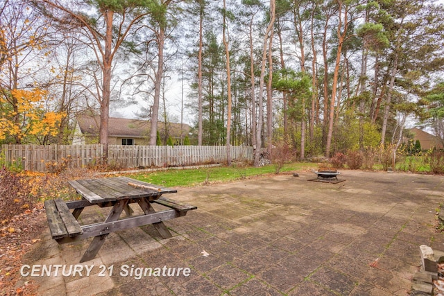 view of yard featuring a patio