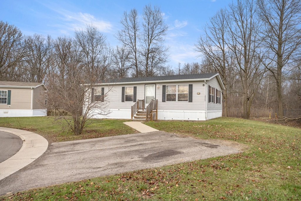 manufactured / mobile home with a front lawn