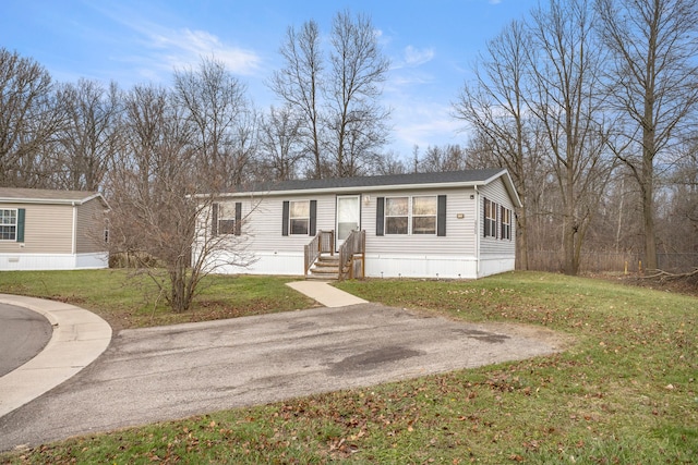 manufactured / mobile home with a front lawn