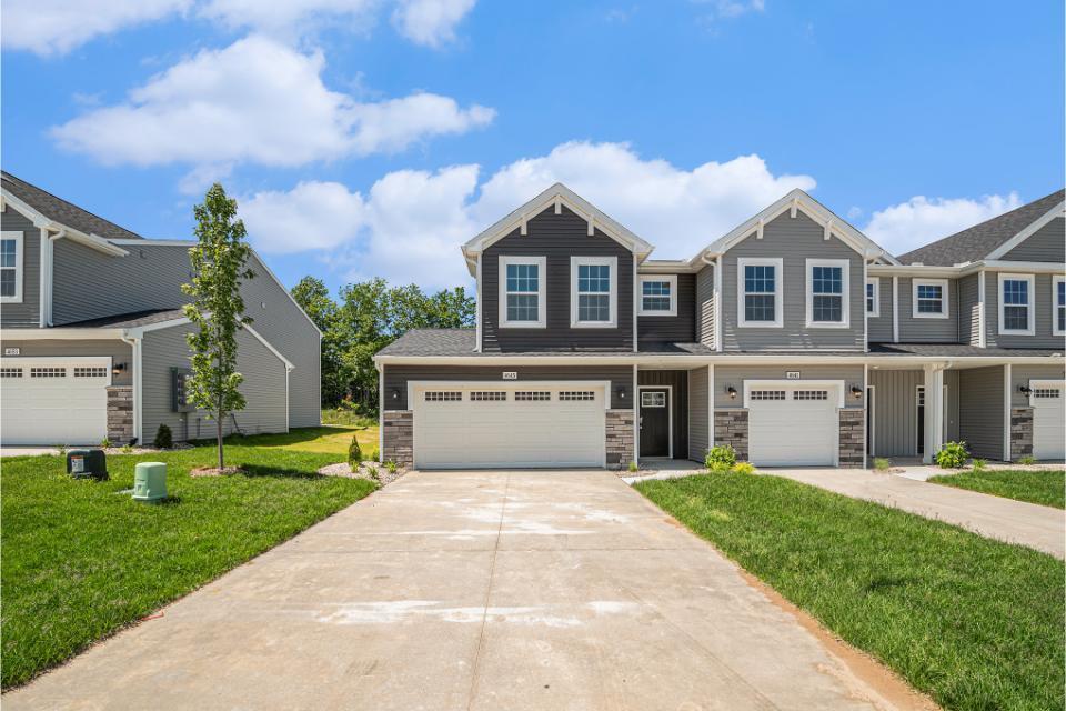 view of front of house featuring a garage and a front yard