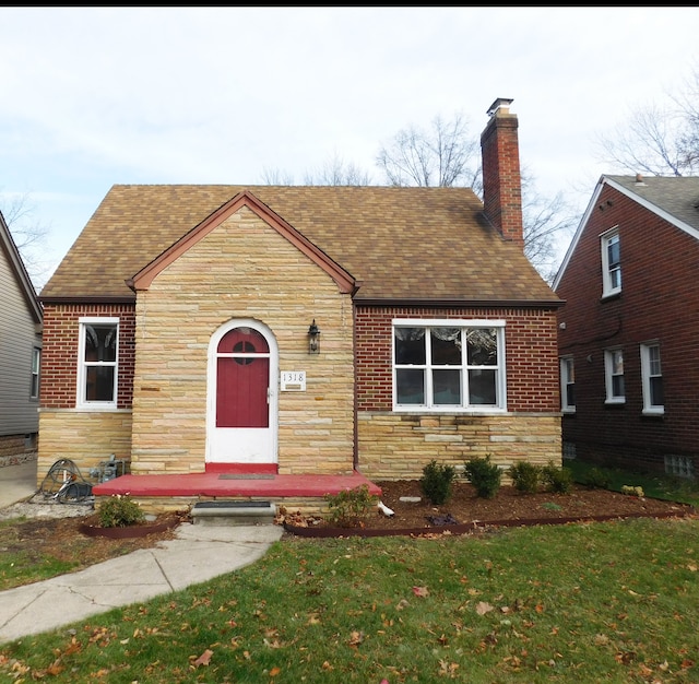 view of front facade with a front yard