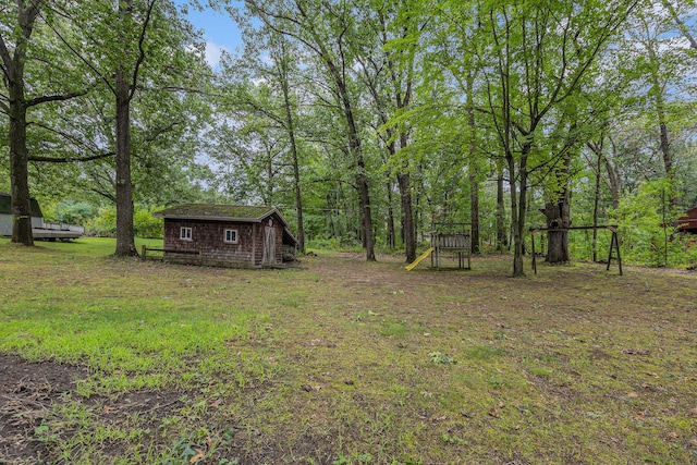 view of yard with an outbuilding