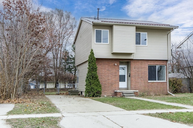 view of front of home featuring a front yard