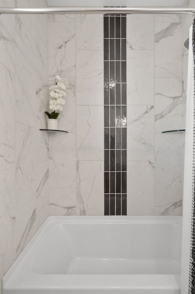 bathroom with tiled shower / bath combo