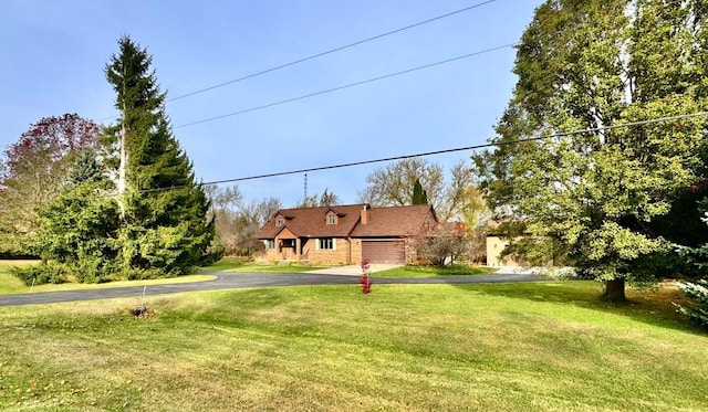 view of front of house featuring a front lawn