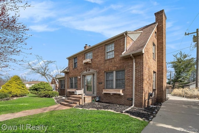 view of front of house featuring a front yard