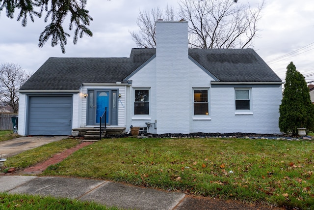 view of front facade with a garage and a front yard