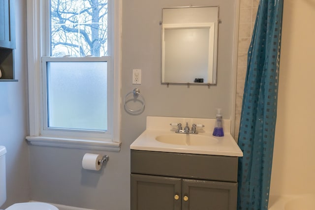 bathroom with a shower with curtain, vanity, and toilet