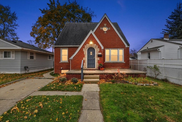 view of front of property featuring a yard