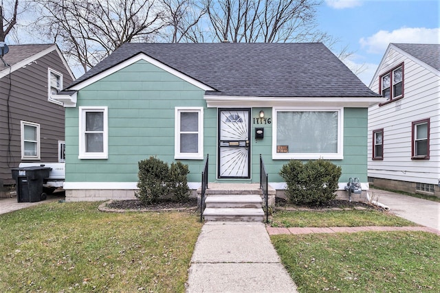 bungalow featuring a front yard