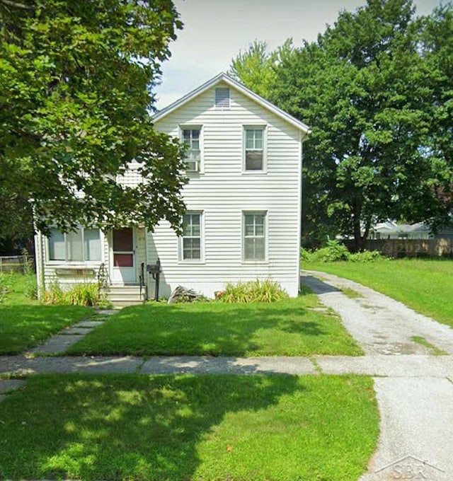 view of front of home featuring a front yard