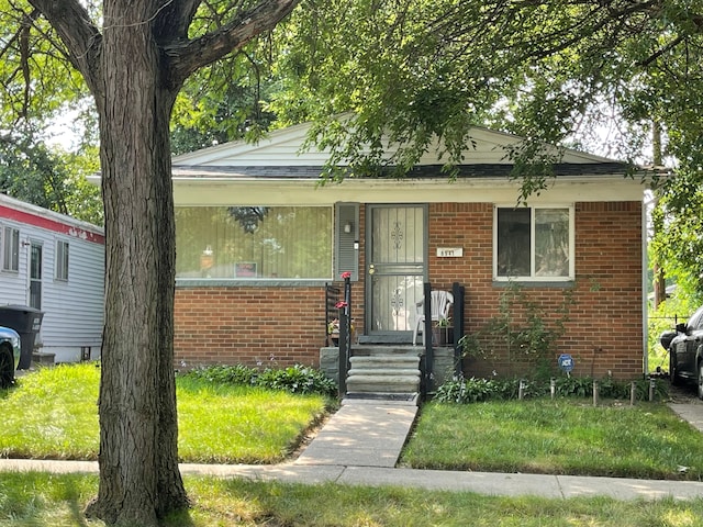 bungalow featuring a front lawn