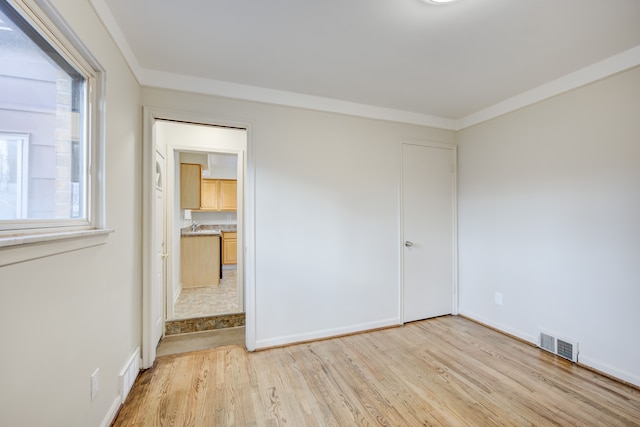 unfurnished bedroom featuring light wood-type flooring and a closet