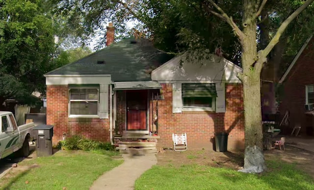 bungalow-style home featuring a front lawn